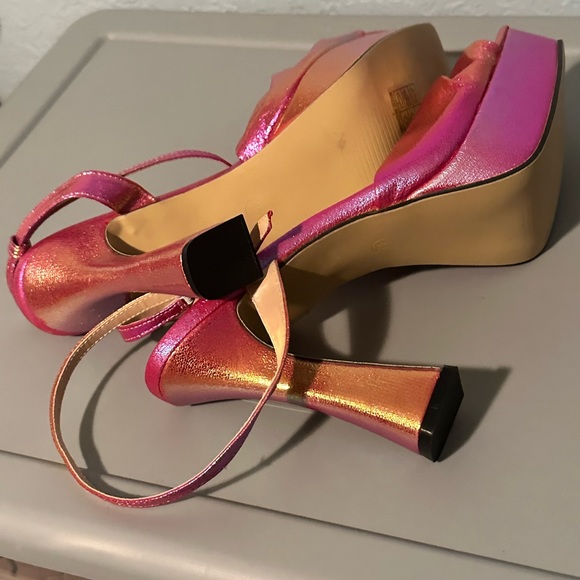 Cute retro heels! Never worn and brand new. - Picture 4 of 5
